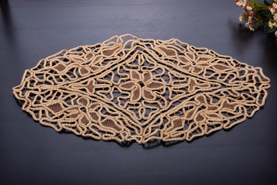 مفرش بيضاوي ذهبي