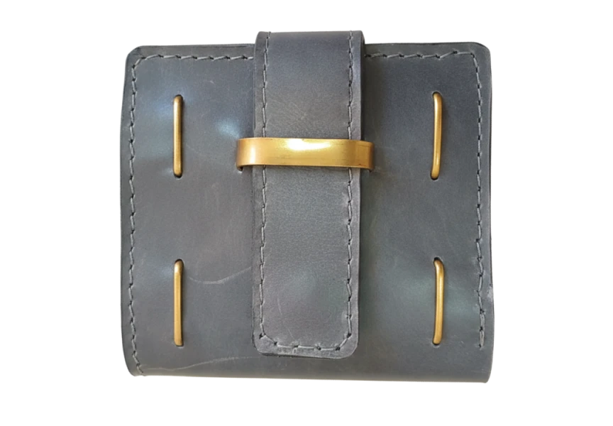 محفظه رمادي بقفل نحاسي