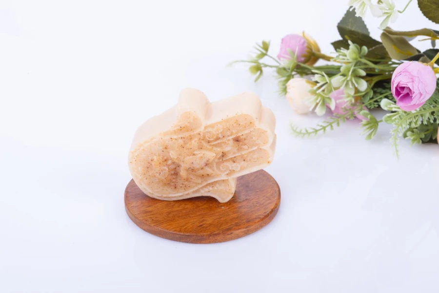 صابونة على شكل يد بلون أوف وايت غامق