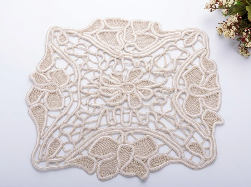 مفرش مربع مطرز