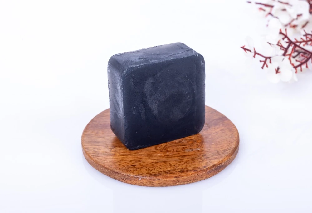 صابونة فحم مربعة لتنقية البشرة