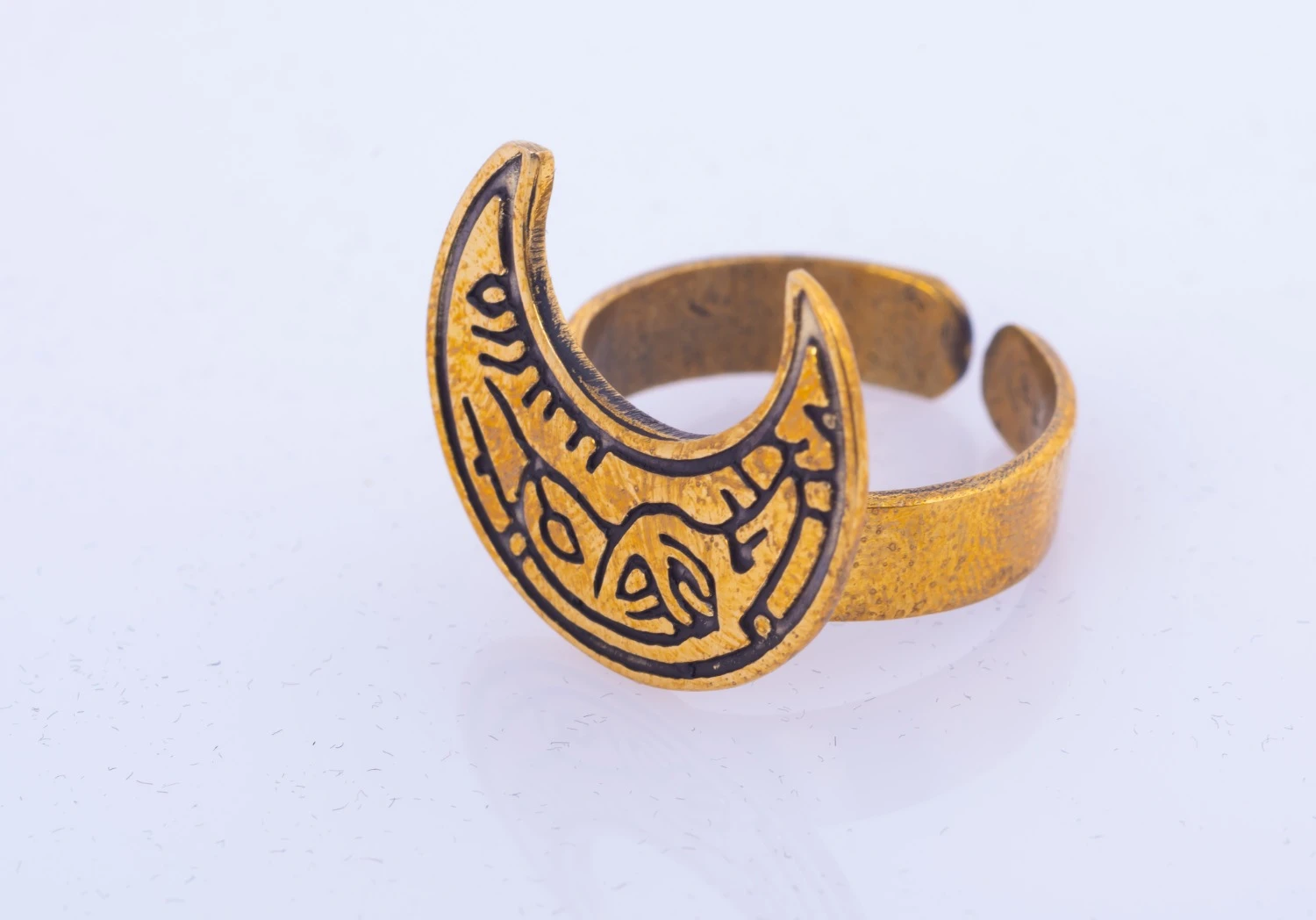 Women's crescent-shaped copper ring
