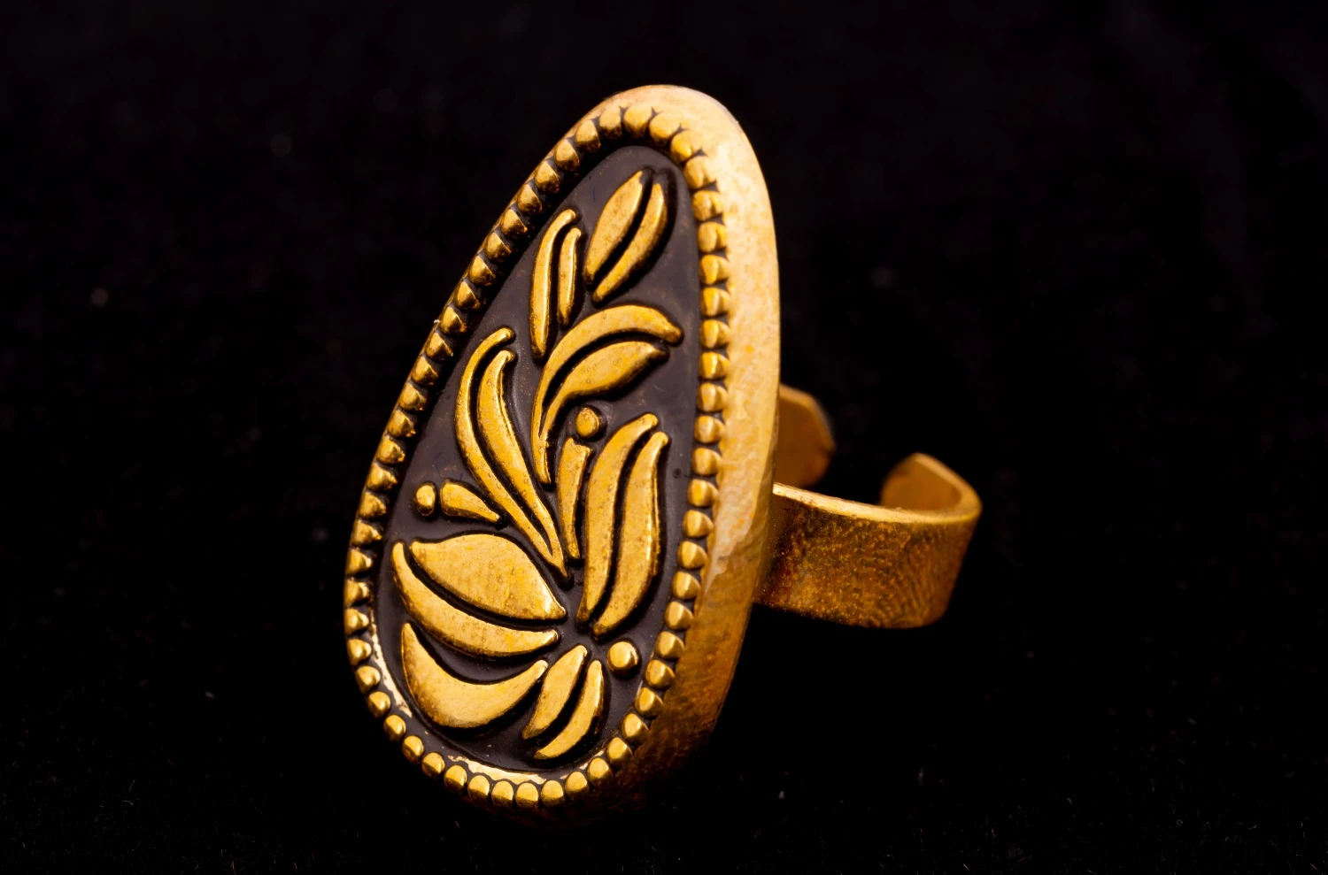 Damen-Kupferring in dreieckiger Blumenform