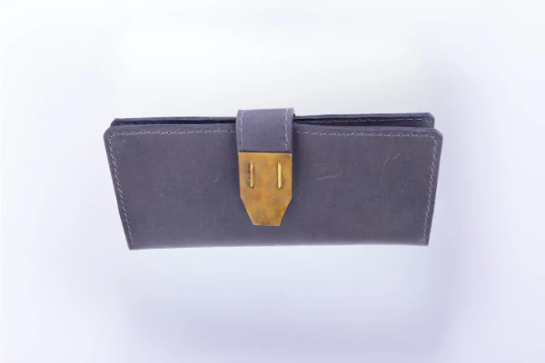 Handgefertigt – Damenmodell in Grau mit Kupfergürtel