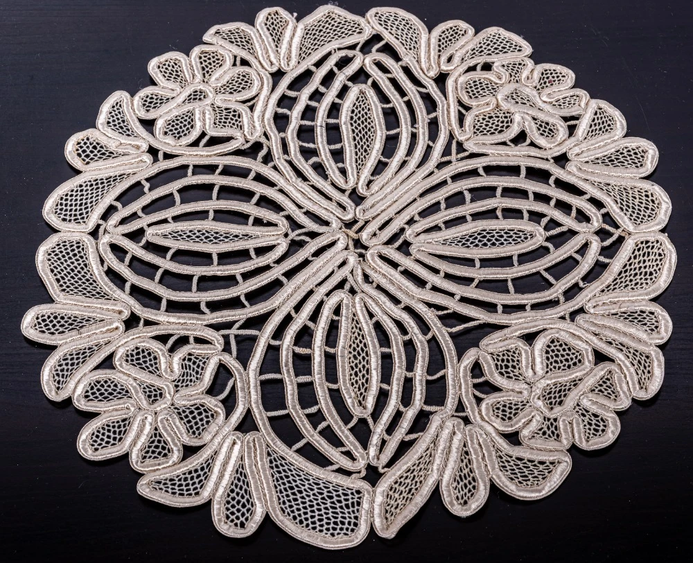 Rundes besticktes Deckchen, 35 cm, Creme